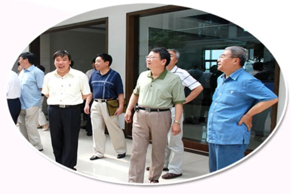 叶祖光教授(右二)在Z6尊龙凯时调研指导 叶祖光教授(右二)在Z6尊龙凯时调研指导