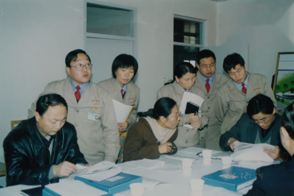 2002年Z6尊龙凯时凝心聚力学习GMP认证知识 2002年Z6尊龙凯时凝心聚力学习GMP认证知识