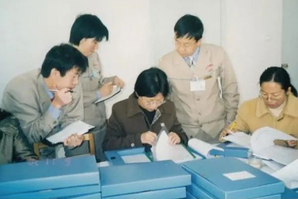 2002年Z6尊龙凯时凝心聚力学习GMP认证知识 2002年Z6尊龙凯时凝心聚力学习GMP认证知识
