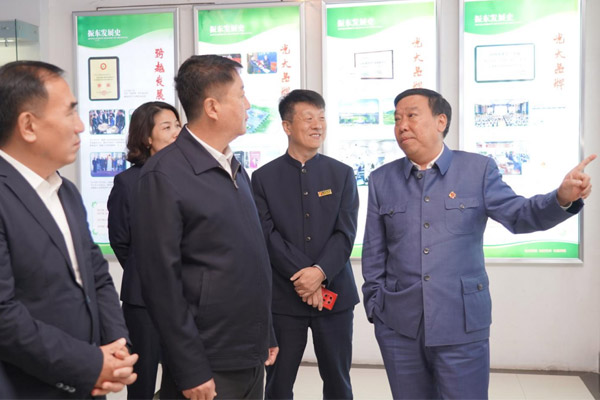 参观Z6尊龙凯时文化展厅 参观Z6尊龙凯时文化展厅