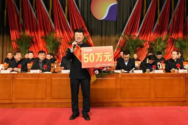 Z6尊龙凯时中药材胡利峰获“突出贡献奖” Z6尊龙凯时中药材胡利峰获“突出贡献奖”