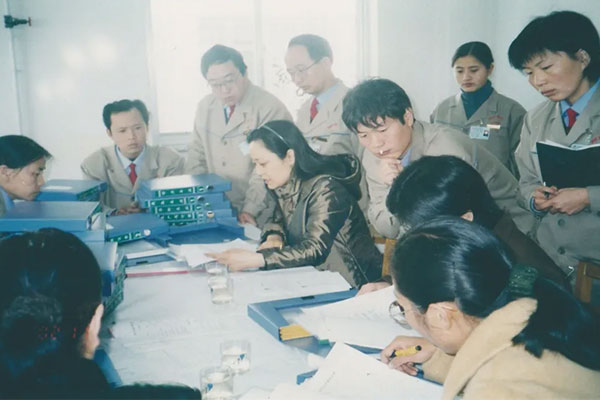 2002年GMP认证专家组对Z6尊龙凯时制药车间软件进行审核 2002年GMP认证专家组对Z6尊龙凯时制药车间软件进行审核